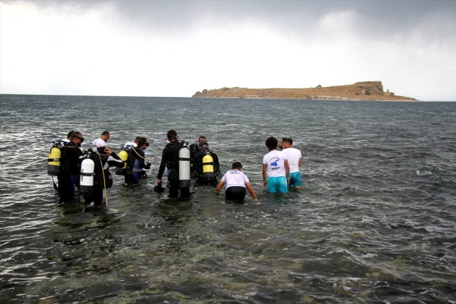 Van Gölü'nde Çarpanak Adası'na antik yoldan yüzerek ulaştılar